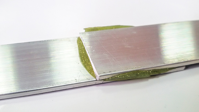 Фото металевих деталей, склеєних двокомпонентним клеєм 3M DP 8805