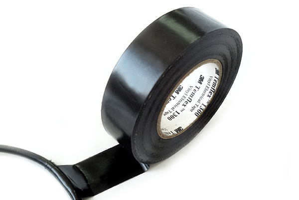 Фото черной ПВХ изоленты 3M Temflex 1300, ширина 19мм, длина 20м