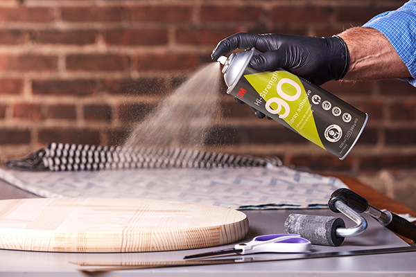Склеювання за допомогою 3M 90 Hi-Strength Spray Adhesive у старому балончику